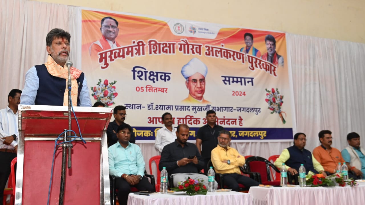 शिक्षक की भूमिका कुम्हार की तरह है जो गीली मिट्टी को घड़े का आकार देता है- विधायक किरणदेव शिक्षक की भूमिका कुम्हार की तरह है जो गीली मिट्टी को घड़े का आकार देता है- विधायक किरणदेव