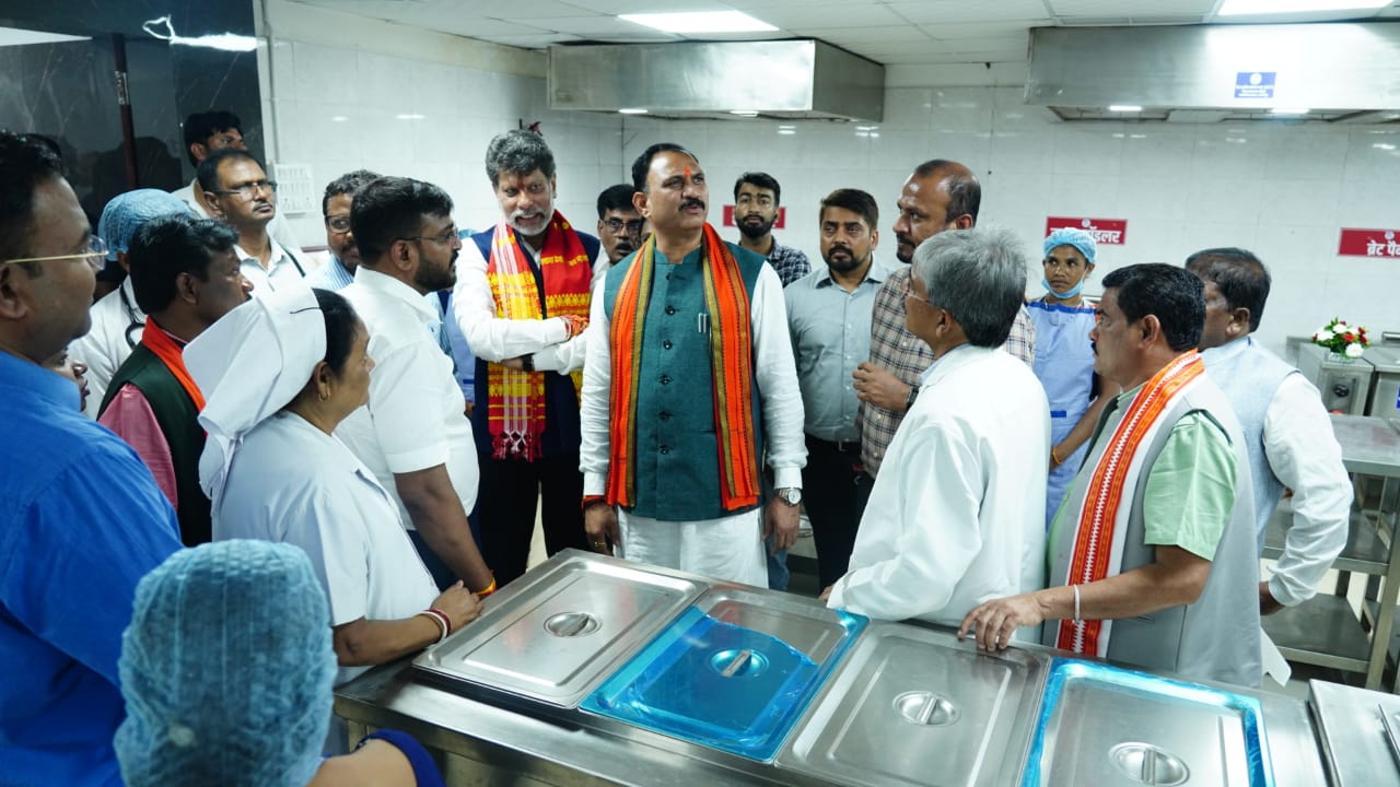 मेडिकल अस्पताल और महारानी जिला अस्पताल का स्वास्थ्य मंत्री ने किया औचक निरीक्षण मेडिकल अस्पताल और महारानी जिला अस्पताल का स्वास्थ्य मंत्री ने किया औचक निरीक्षण