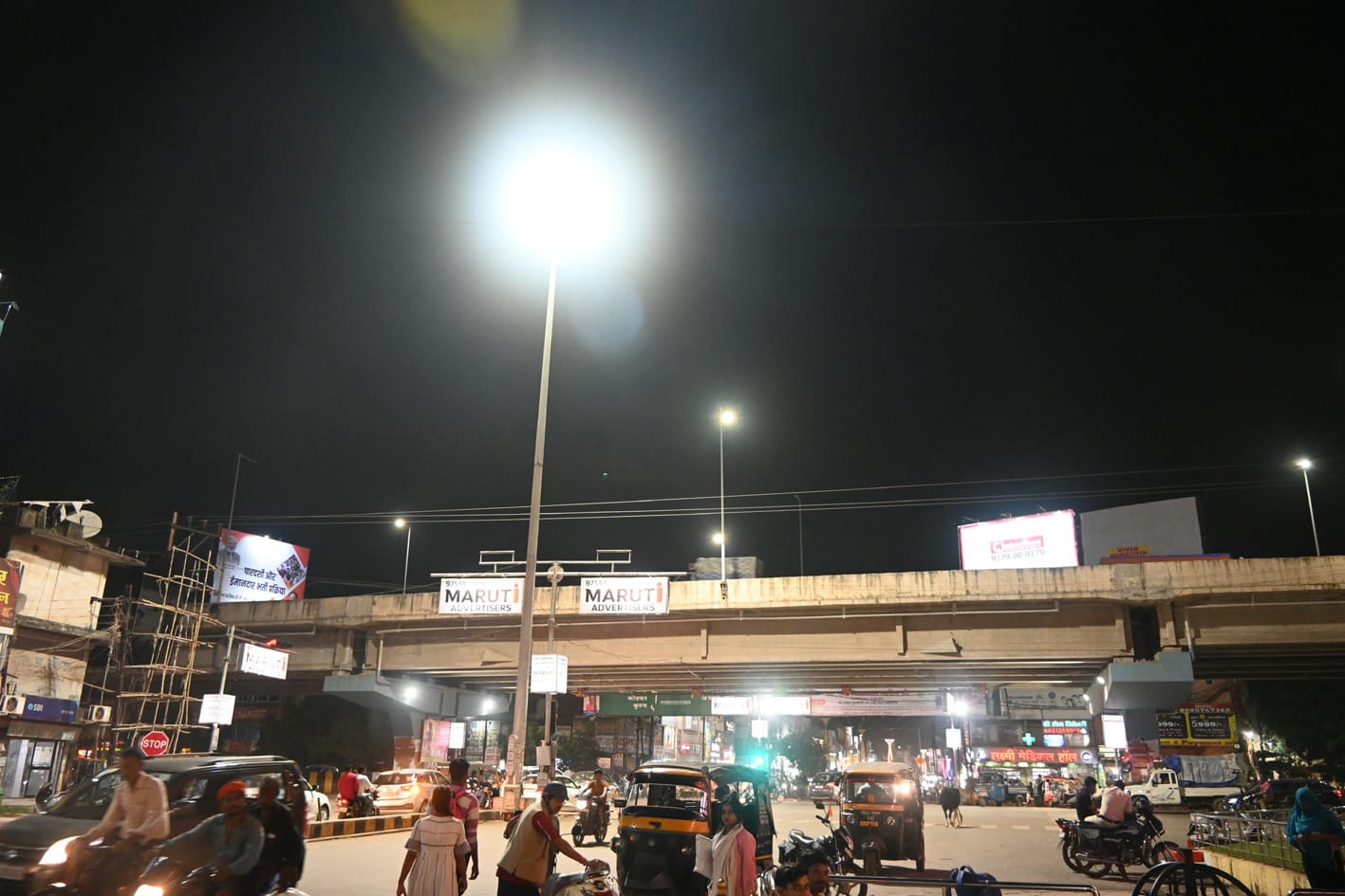 रोशनी से जगमगाया सुपेला का घड़ी चौक रोशनी से जगमगाया सुपेला का घड़ी चौक