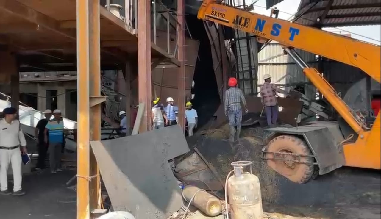 छत्तीसगढ़ में एक अल्युमिना रिफाइनरी में ‘हॉपर' गिरने से चार श्रमिकों की मौत, एक अन्य घायल छत्तीसगढ़ में एक अल्युमिना रिफाइनरी में ‘हॉपर' गिरने से चार श्रमिकों की मौत, एक अन्य घायल