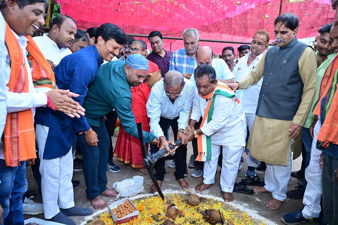 रायपुर पश्चिम विधायक राजेश मूणत ने जोन 2 के वार्ड 26 में 55 लाख के नवीन विकास कार्यो का भूमिपूजन किया रायपुर पश्चिम विधायक राजेश मूणत ने जोन 2 के वार्ड 26 में 55 लाख के नवीन विकास कार्यो का भूमिपूजन किया