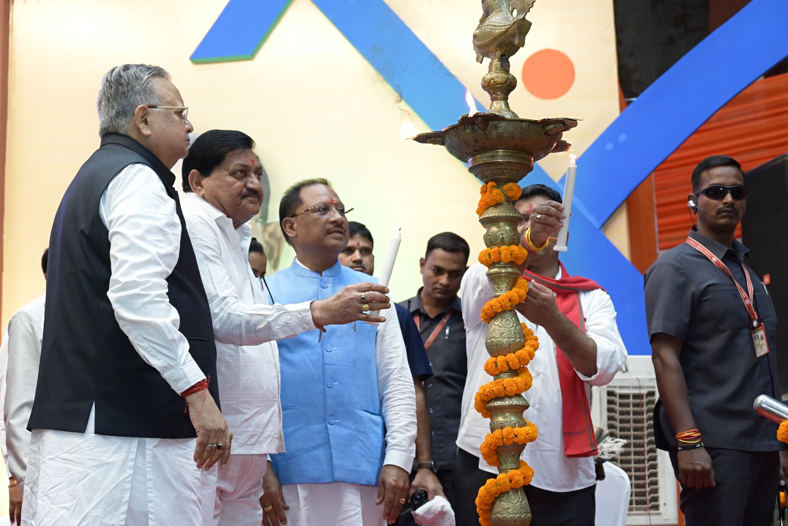 मुख्यमंत्री विष्णु देव साय ने जनसंपर्क की प्रदर्शनी का किया शुभारम्भ मुख्यमंत्री विष्णु देव साय ने जनसंपर्क की प्रदर्शनी का किया शुभारम्भ