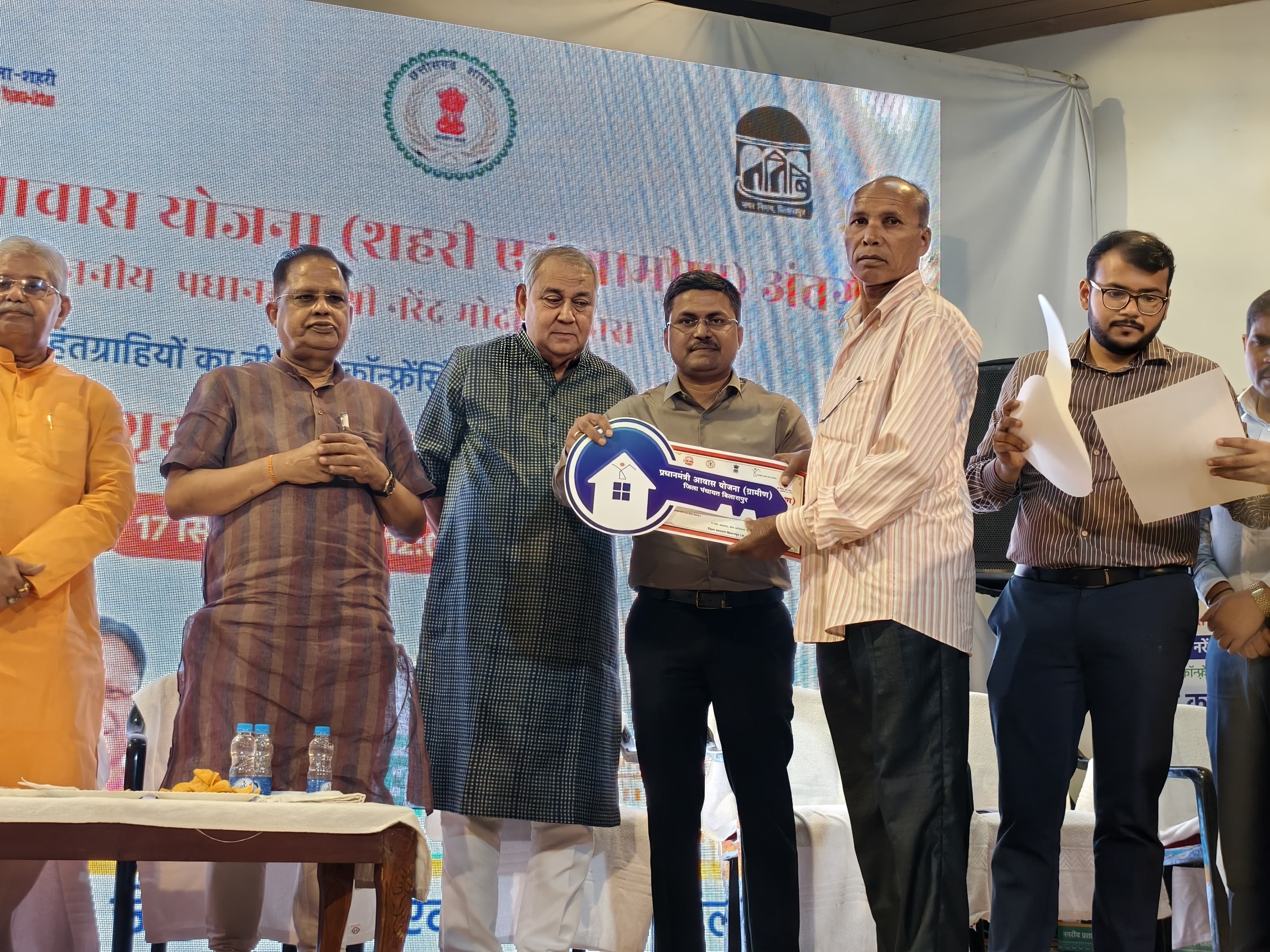 प्रधानमंत्री ने आवासहीन परिवारों के मकान निर्माण के लिए राशि का किया ऑनलाईन अंतरण प्रधानमंत्री ने आवासहीन परिवारों के मकान निर्माण के लिए राशि का किया ऑनलाईन अंतरण