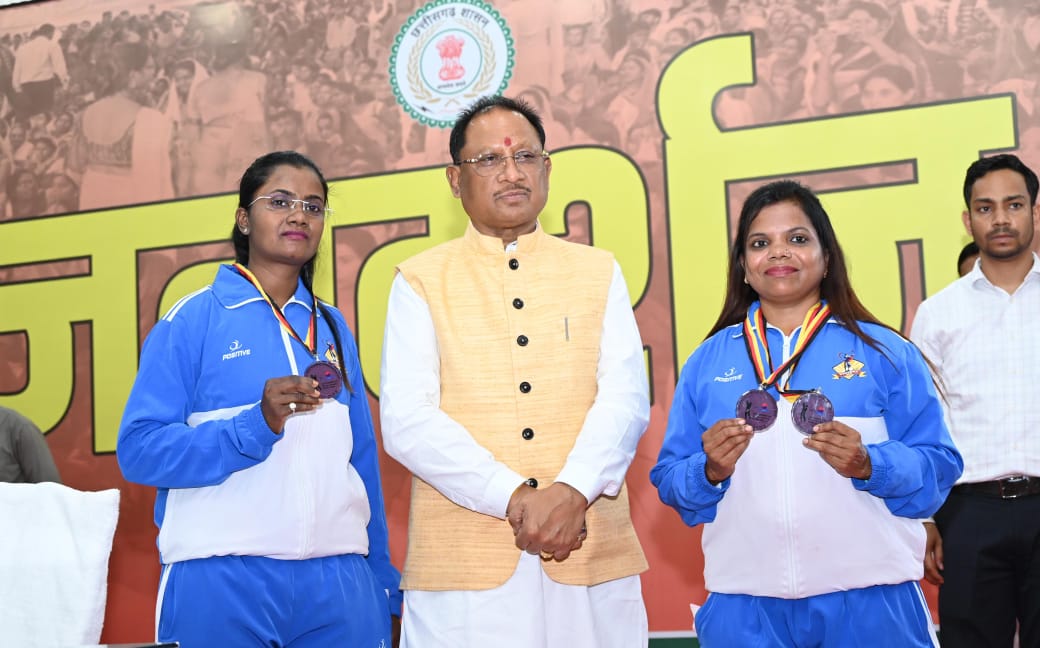 एशियन कप बीच वुडबॉल चैम्पियनशिप में हिस्सा लेकर लौटीं खिलाड़ियों ने जनदर्शन कार्यक्रम में मुख्यमंत्री से मुलाक़ात की एशियन कप बीच वुडबॉल चैम्पियनशिप में हिस्सा लेकर लौटीं खिलाड़ियों ने जनदर्शन कार्यक्रम में मुख्यमंत्री से मुलाक़ात की