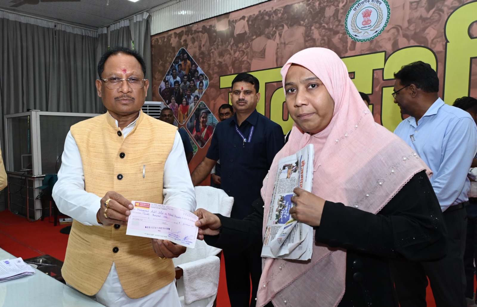 मुख्यमंत्री ने जनदर्शन में अंजुम को दी 20 हजार रुपए की आर्थिक सहायता मुख्यमंत्री ने जनदर्शन में अंजुम को दी 20 हजार रुपए की आर्थिक सहायता