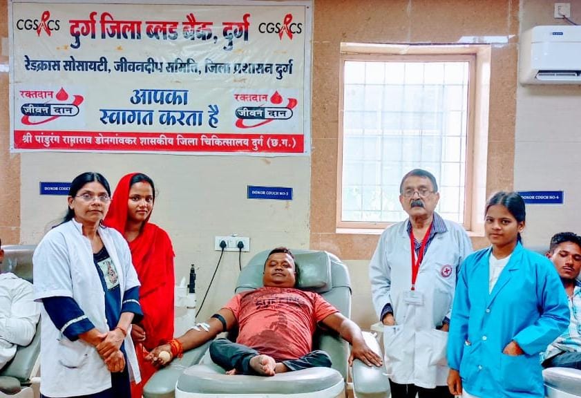 डॉक्टर और दिव्यांग ने रक्तदान कर मानवता का फर्ज किया अदा डॉक्टर और दिव्यांग ने रक्तदान कर मानवता का फर्ज किया अदा