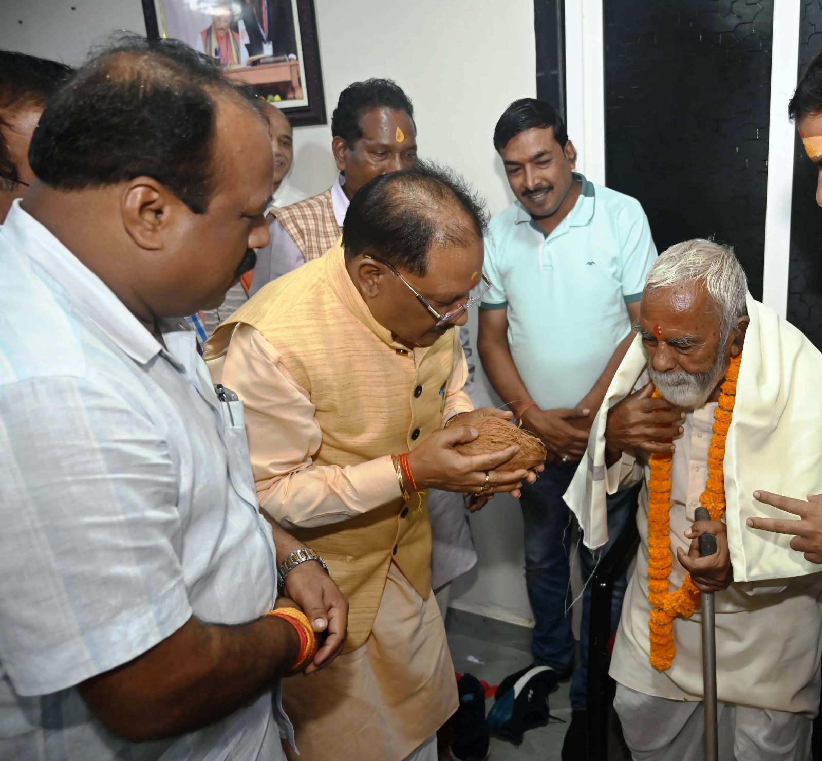 मुख्यमंत्री अपने बचपन के स्कूली शिक्षक से मिलकर हुए भाव विभोर मुख्यमंत्री अपने बचपन के स्कूली शिक्षक से मिलकर हुए भाव विभोर