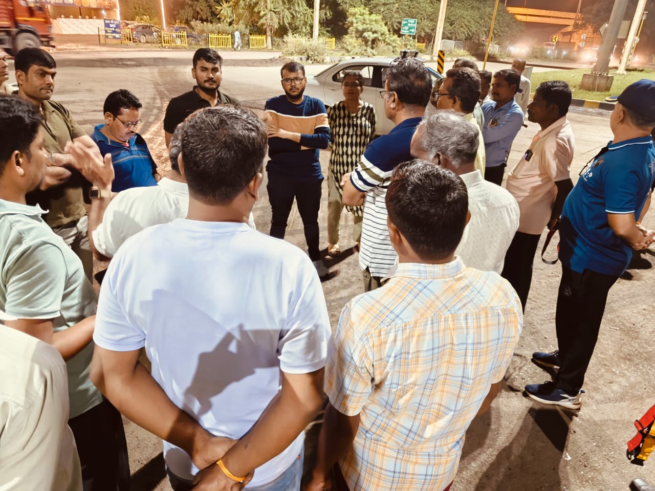 नगर निगम आयुक्त, एसडीएम , सीएसपी ने आधी रात सड़को पर उतरकर आवारा मवेशियों को हटाने संबंधित उपायों का किया निरीक्षण नगर निगम आयुक्त, एसडीएम , सीएसपी ने आधी रात सड़को पर उतरकर आवारा मवेशियों को हटाने संबंधित उपायों का किया निरीक्षण