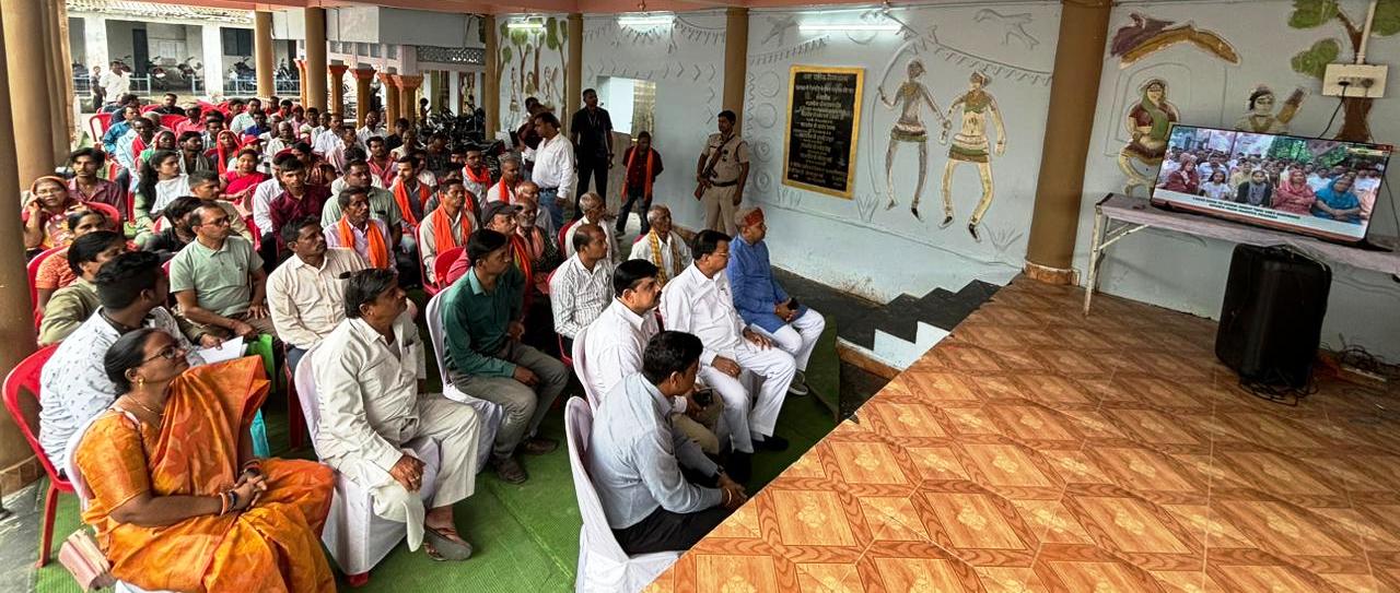 उद्योग मंत्री लखन लाल देवांगन ने आम नागरिकों के साथ सुनी ’मन की बात’ उद्योग मंत्री लखन लाल देवांगन ने आम नागरिकों के साथ सुनी ’मन की बात’