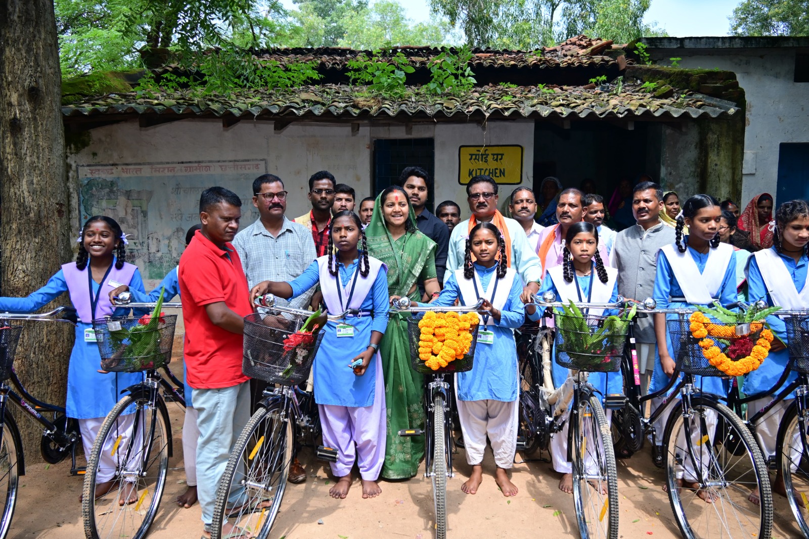 महिला एवं बाल विकास मंत्री श्रीमती लक्ष्मी राजवाड़े ने स्कूली छात्राओं को किया सायकल वितरण महिला एवं बाल विकास मंत्री श्रीमती लक्ष्मी राजवाड़े ने स्कूली छात्राओं को किया सायकल वितरण