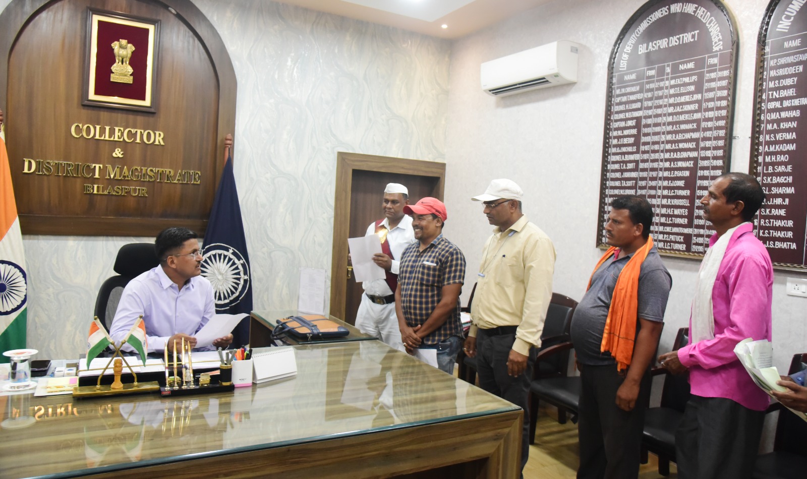 साप्ताहिक जनदर्शन में कलेक्टर ने सुनी लोगों की समस्याएं साप्ताहिक जनदर्शन में कलेक्टर ने सुनी लोगों की समस्याएं