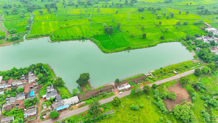 9 एकड़ के तालाब से 50 एकड़ खेत की सिंचाई 9 एकड़ के तालाब से 50 एकड़ खेत की सिंचाई