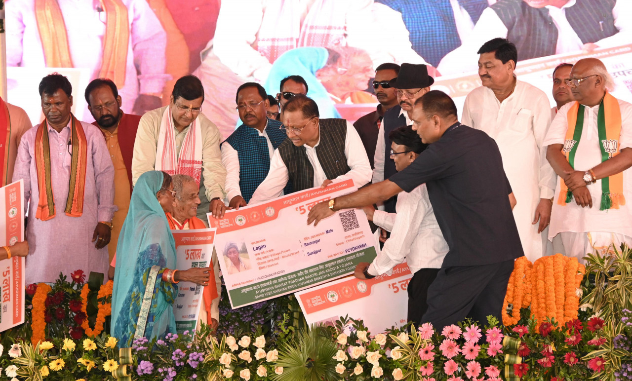 मुख्यमंत्री विष्णु देव साय ने मंच से किया हितग्राहियों को सामग्री का वितरण मुख्यमंत्री विष्णु देव साय ने मंच से किया हितग्राहियों को सामग्री का वितरण