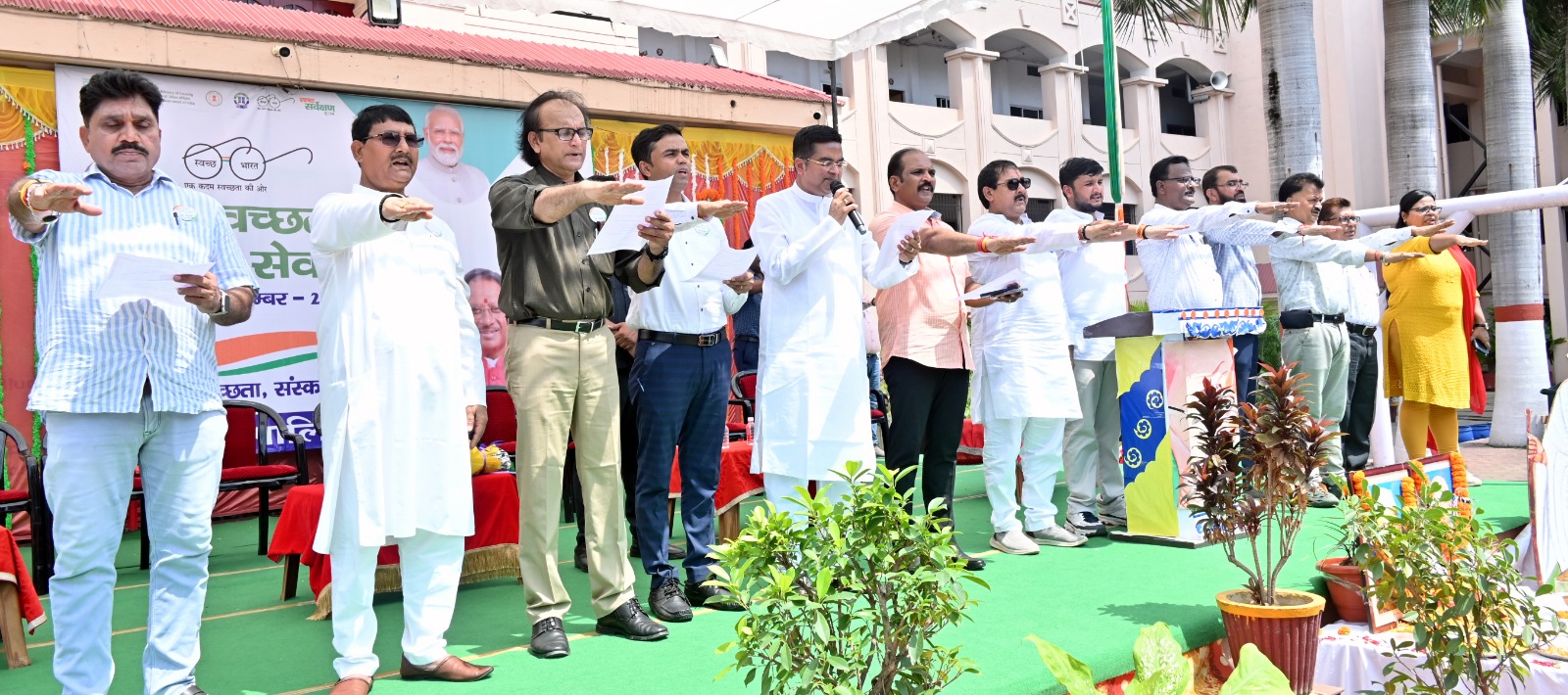 छात्र-छात्राओ ने प्रतिवर्ष 100 घंटे सफाई करने की शपथ ली छात्र-छात्राओ ने प्रतिवर्ष 100 घंटे सफाई करने की शपथ ली