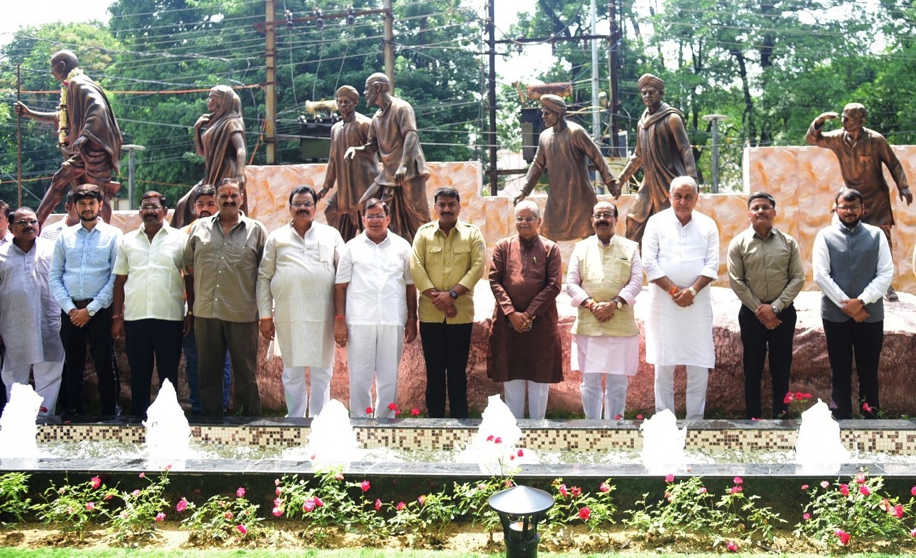 उप मुख्यमंत्री अरुण साव ने कलेक्टोरेट गार्डन और दांडी मार्च प्रतिमा का किया लोकार्पण उप मुख्यमंत्री अरुण साव ने कलेक्टोरेट गार्डन और दांडी मार्च प्रतिमा का किया लोकार्पण
