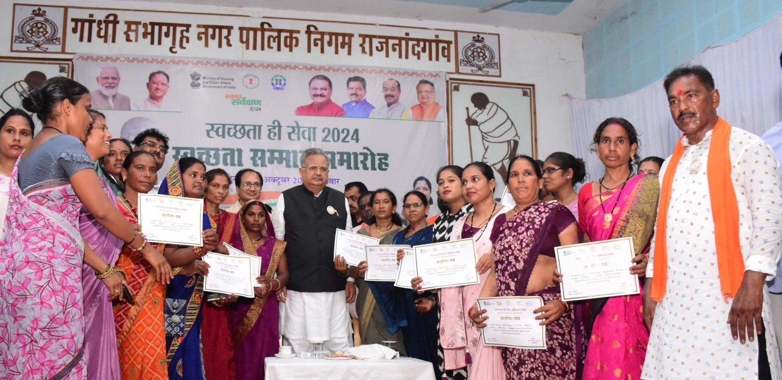 स्वच्छता के संकल्प के साथ परिवर्तन का करें प्रयास : विधानसभा अध्यक्ष डॉ. रमन सिंह स्वच्छता के संकल्प के साथ परिवर्तन का करें प्रयास : विधानसभा अध्यक्ष डॉ. रमन सिंह