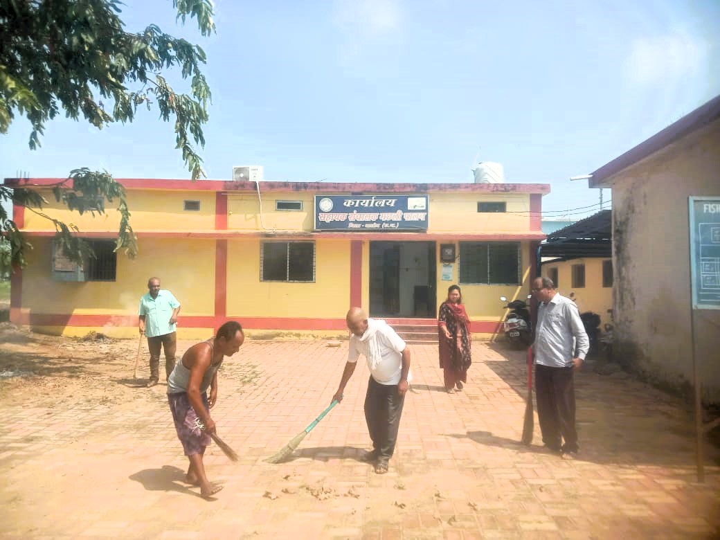 बालोद जिले के शासकीय कार्यालयों सहित विभिन्न स्थानों में चलाया गया स्वच्छता अभियान बालोद जिले के शासकीय कार्यालयों सहित विभिन्न स्थानों में चलाया गया स्वच्छता अभियान