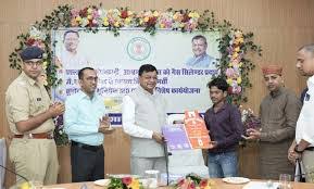 कैबिनेट मंत्री देवांगन ने स्कूल, आंगनबाड़ी में खाना पकाने के लिए गैस सिलेण्डर का किया वितरण कैबिनेट मंत्री देवांगन ने स्कूल, आंगनबाड़ी में खाना पकाने के लिए गैस सिलेण्डर का किया वितरण