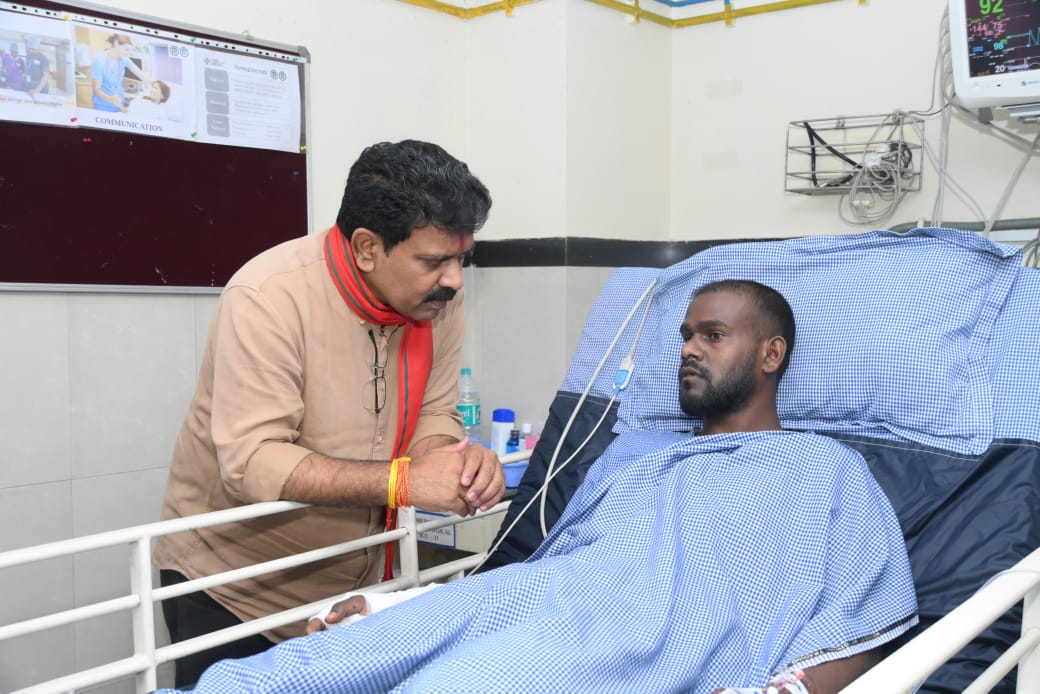 उपमुख्यमंत्री विजय शर्मा नक्सली हमले में घायल जवान से मिलने रात में ही श्री नारायणा हॉस्पिटल पहुंचे उपमुख्यमंत्री विजय शर्मा नक्सली हमले में घायल जवान से मिलने रात में ही श्री नारायणा हॉस्पिटल पहुंचे