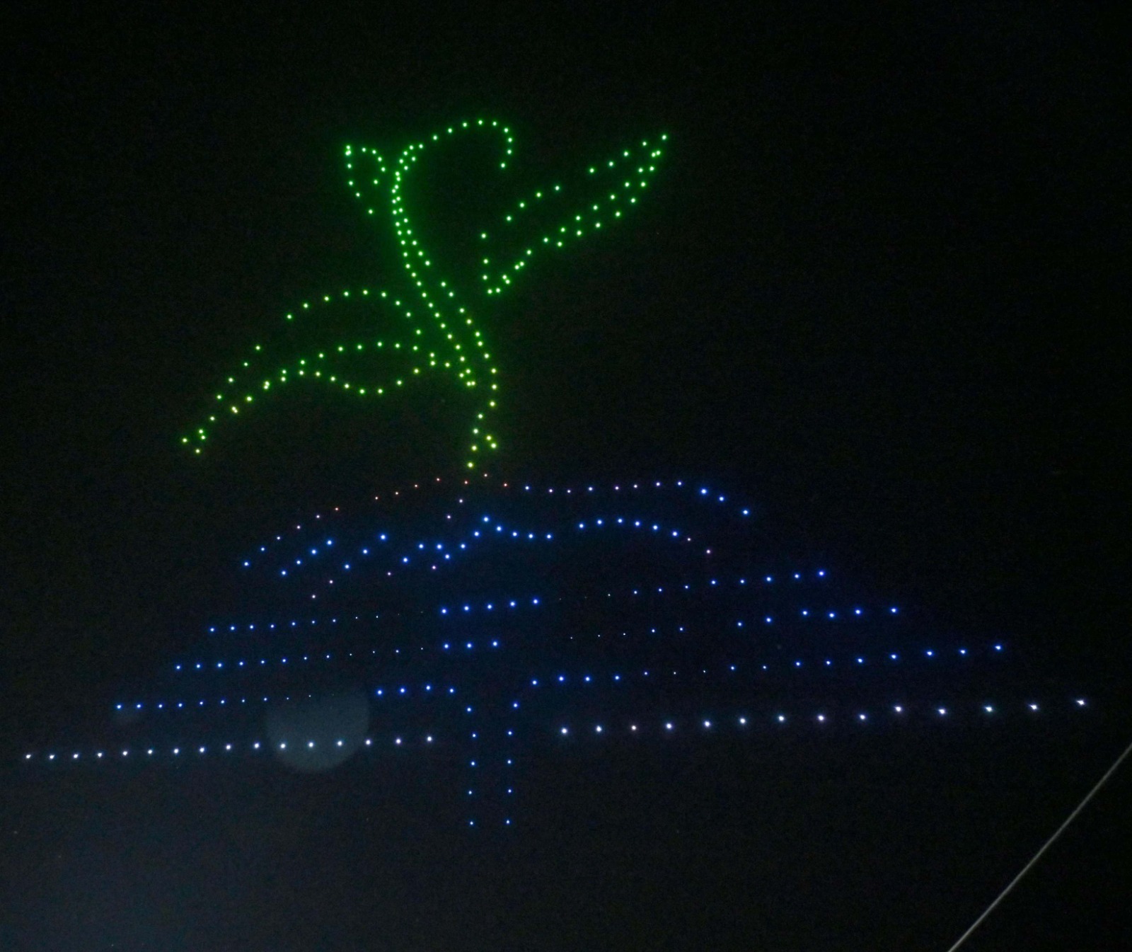 आसमान में डेढ़ सौ से अधिक ड्रोन ने बिखेरी रंग बिरंगी छटा आसमान में डेढ़ सौ से अधिक ड्रोन ने बिखेरी रंग बिरंगी छटा