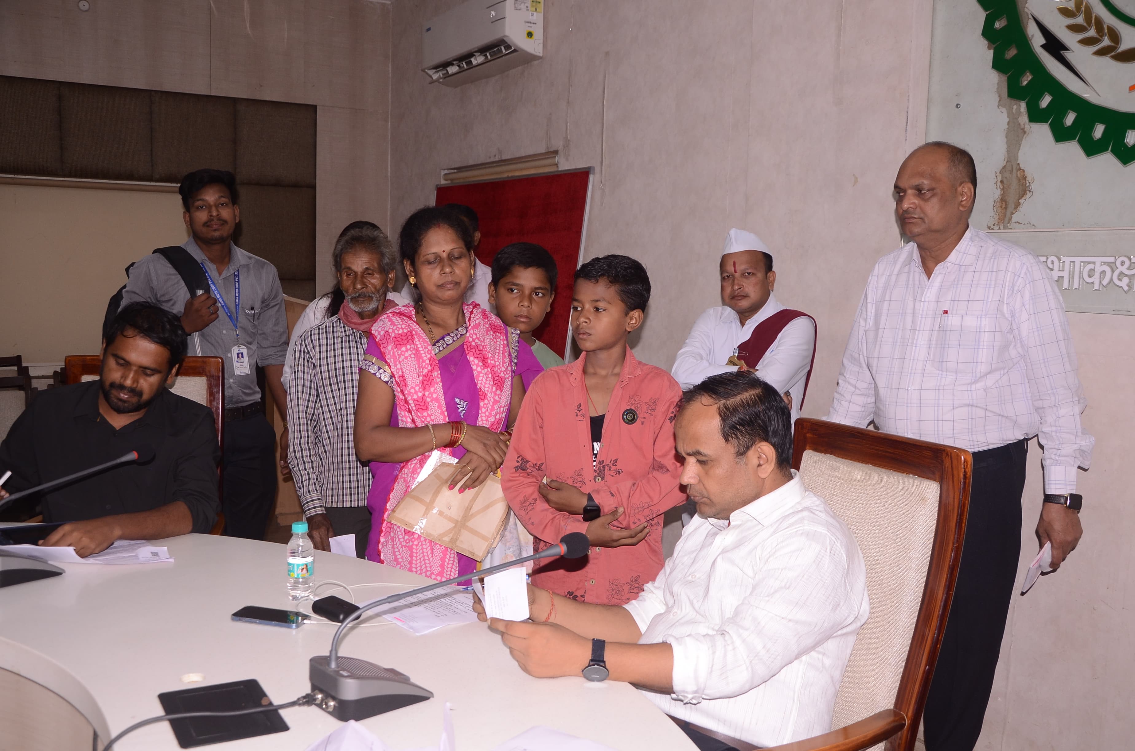 कलेक्टर ने जनदर्शन में सुनी आमजनों की समस्या कलेक्टर ने जनदर्शन में सुनी आमजनों की समस्या