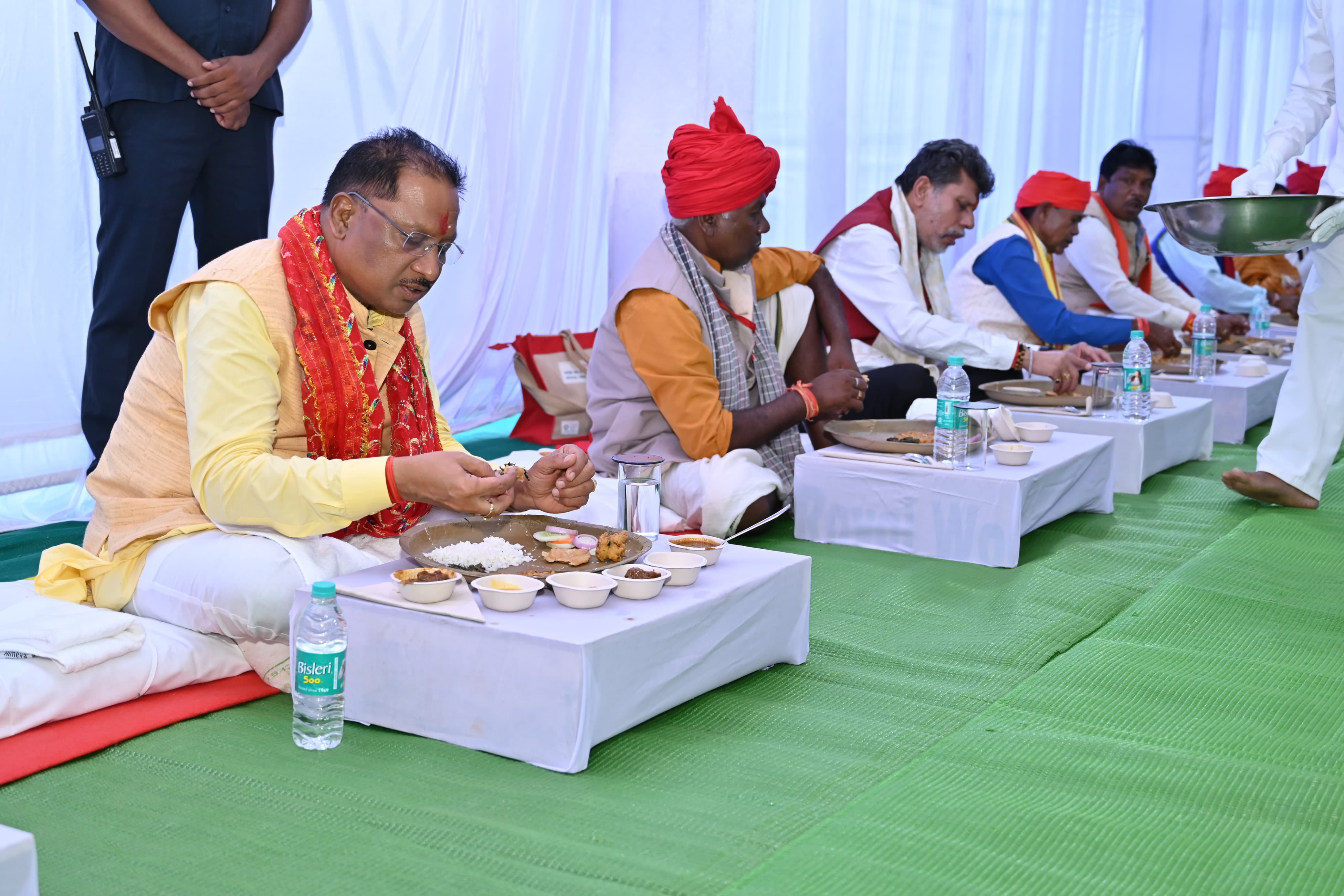 मुख्यमंत्री ने आमचो बस्तर क्लब में मांझी-चालकी और बस्तर दशहरा पर्व के पारंपरिक सदस्यों के साथ किया दोपहर का भोजन मुख्यमंत्री ने आमचो बस्तर क्लब में मांझी-चालकी और बस्तर दशहरा पर्व के पारंपरिक सदस्यों के साथ किया दोपहर का भोजन