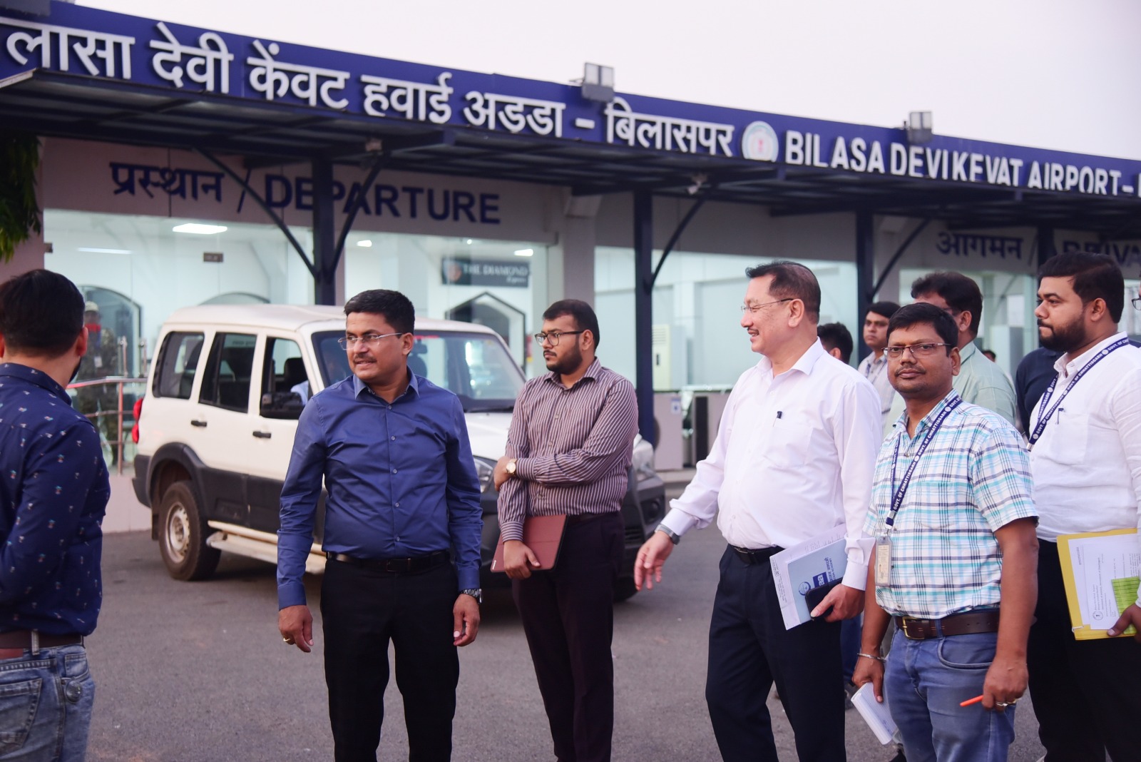 कलेक्टर ने किया बिलासा बाई केंवट एयरपोर्ट का निरीक्षण कलेक्टर ने किया बिलासा बाई केंवट एयरपोर्ट का निरीक्षण