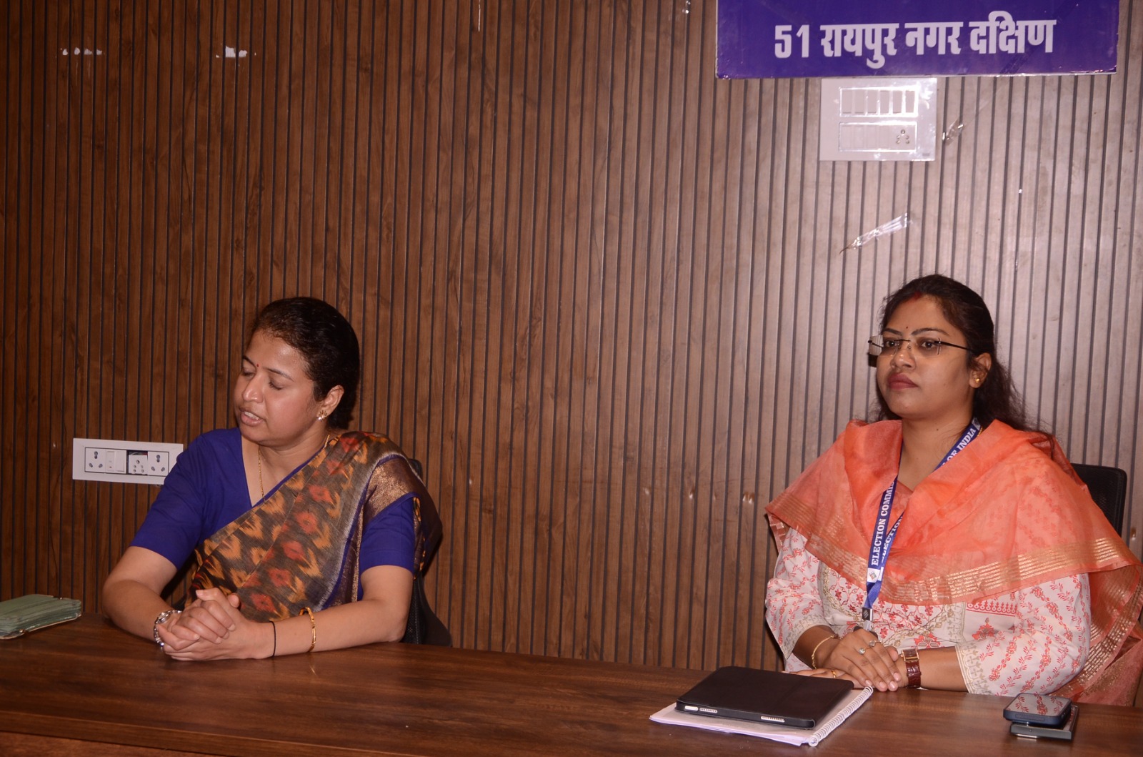 रायपुर दक्षिण उपचुनाव: व्यय प्रेक्षक कनुप्रिया दमोर ने कंट्रोल रूम का किया निरीक्षण, अधिकारियों की ली बैठक रायपुर दक्षिण उपचुनाव: व्यय प्रेक्षक कनुप्रिया दमोर ने कंट्रोल रूम का किया निरीक्षण, अधिकारियों की ली बैठक