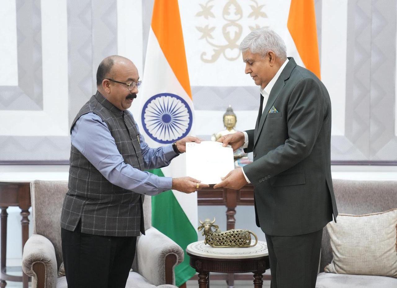 उप राष्ट्रपति जगदीप धनखड़ से उप मुख्यमंत्री अरुण साव ने की भेंट उप राष्ट्रपति जगदीप धनखड़ से उप मुख्यमंत्री अरुण साव ने की भेंट