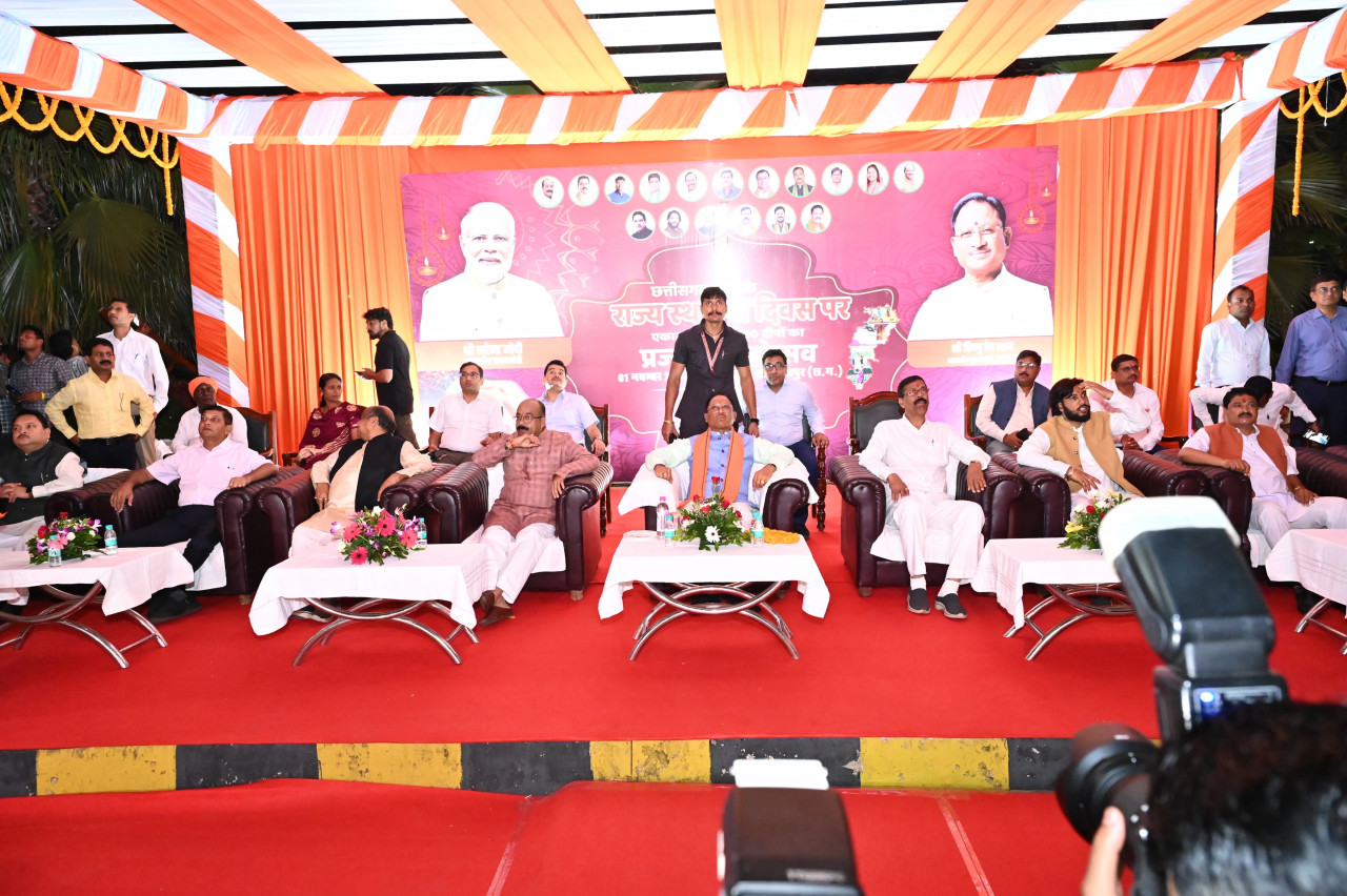 राज्य स्थापना दिवस पर 11 हजार दीपों से रौशन हुआ एकात्म पथ राज्य स्थापना दिवस पर 11 हजार दीपों से रौशन हुआ एकात्म पथ