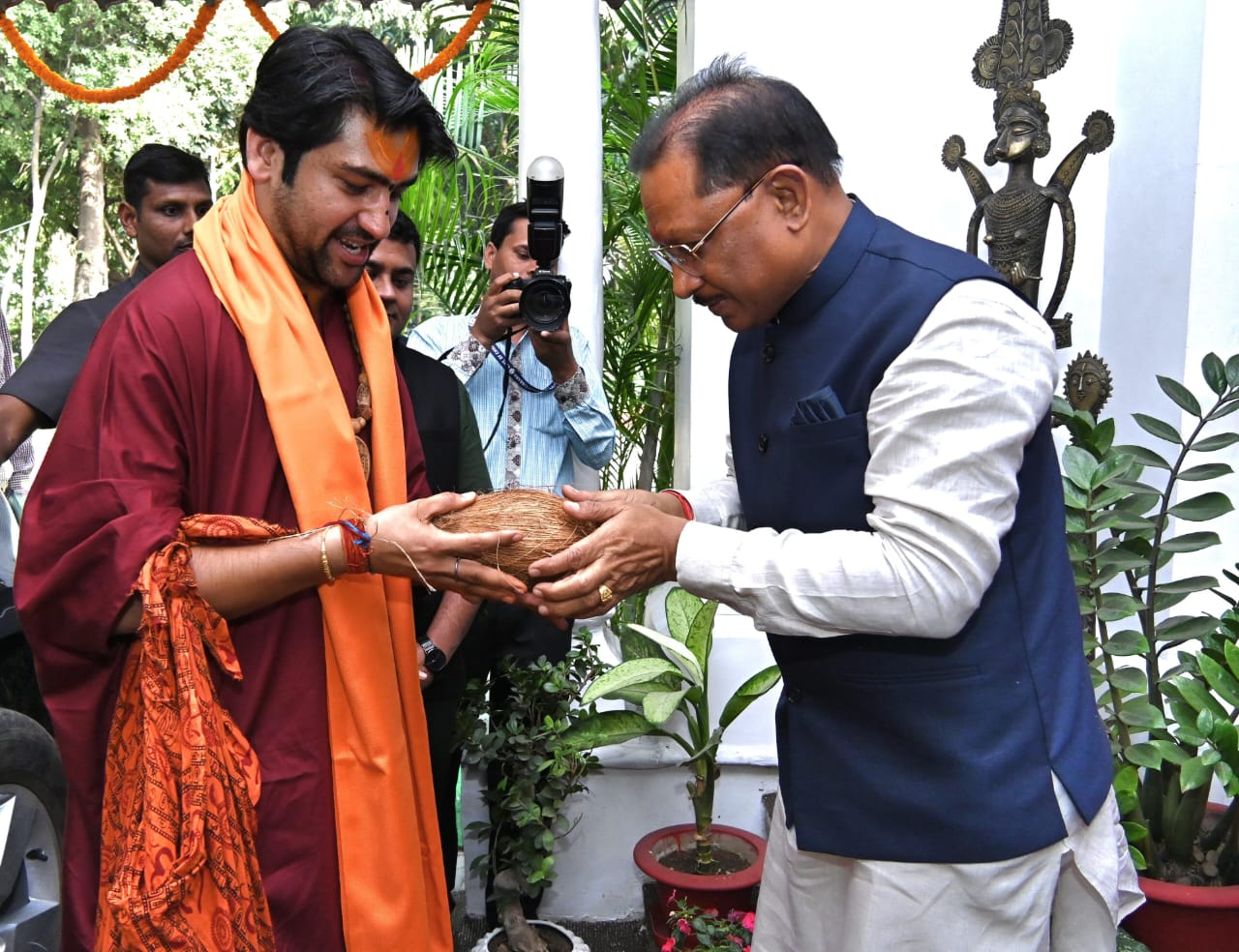 मुख्यमंत्री ने बागेश्वर धाम के पीठाधीश्वर पं. धीरेंद्र शास्त्री से आशीर्वाद ग्रहण किया मुख्यमंत्री ने बागेश्वर धाम के पीठाधीश्वर पं. धीरेंद्र शास्त्री से आशीर्वाद ग्रहण किया