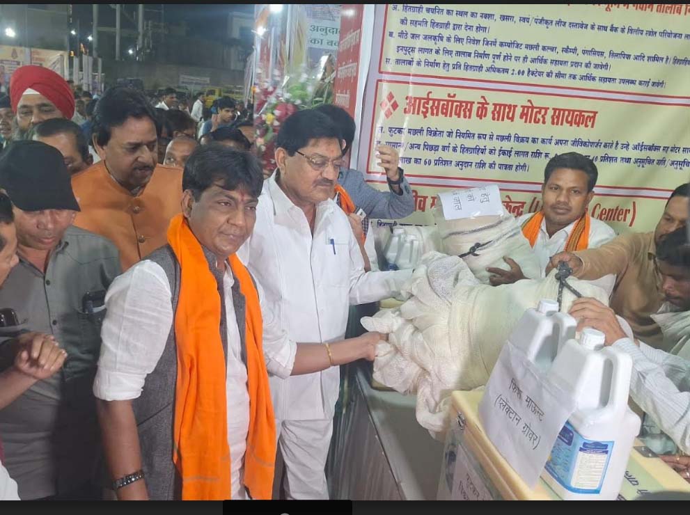 मुख्य अतिथि दयालदास बघेल ने विभिन्न विभागों के स्टॉल का किया अवलोकन मुख्य अतिथि दयालदास बघेल ने विभिन्न विभागों के स्टॉल का किया अवलोकन