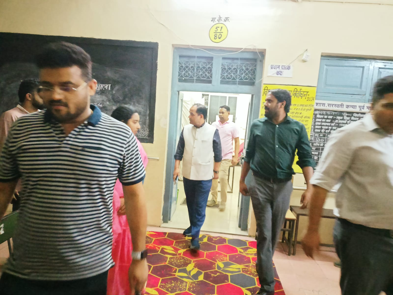 कलेक्टर डॉ. गौरव सिंह ने देर रात किया मतदान केंद्र का निरीक्षण कलेक्टर डॉ. गौरव सिंह ने देर रात किया मतदान केंद्र का निरीक्षण