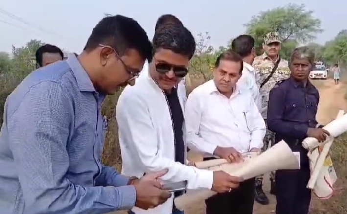 गिरदावरी का सत्यापन करने खेतों में उतरे कलेक्टर गिरदावरी का सत्यापन करने खेतों में उतरे कलेक्टर