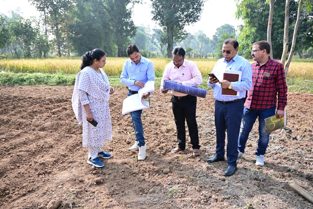 किसानों के खेत पहुंचकर कलेक्टर ने फसल गिरदावरी का किया भौतिक सत्यापन किसानों के खेत पहुंचकर कलेक्टर ने फसल गिरदावरी का किया भौतिक सत्यापन