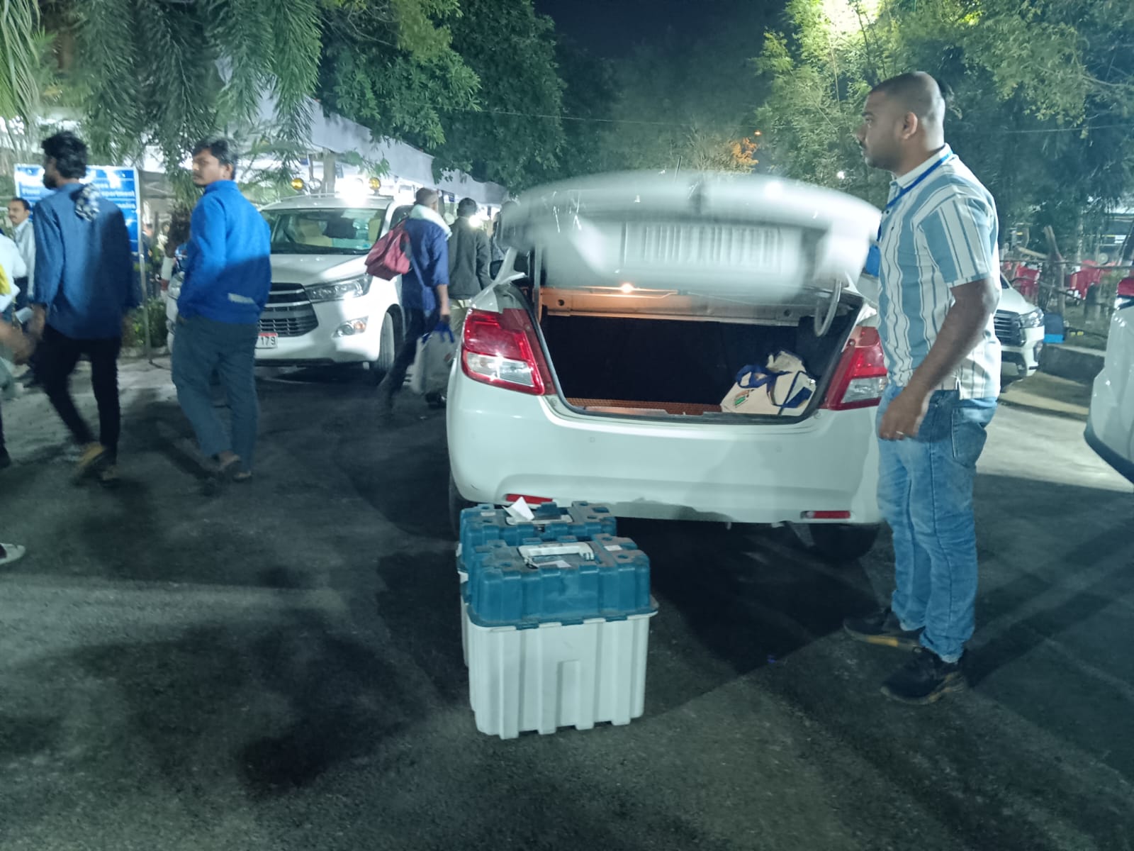 मतदान होने के बाद लौटा मतदान दल मतदान होने के बाद लौटा मतदान दल