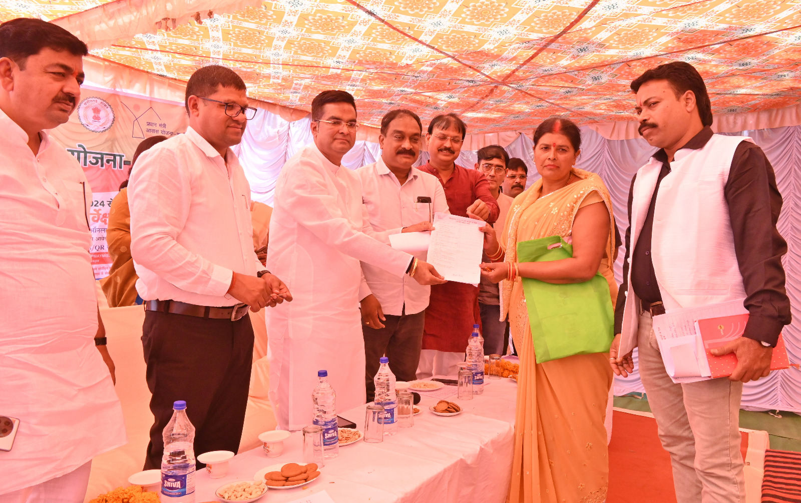 फार्म भरवा कर प्रधानमंत्री आवास योजना फेस टू का प्रारंभ करवाया विधायक ने फार्म भरवा कर प्रधानमंत्री आवास योजना फेस टू का प्रारंभ करवाया विधायक ने