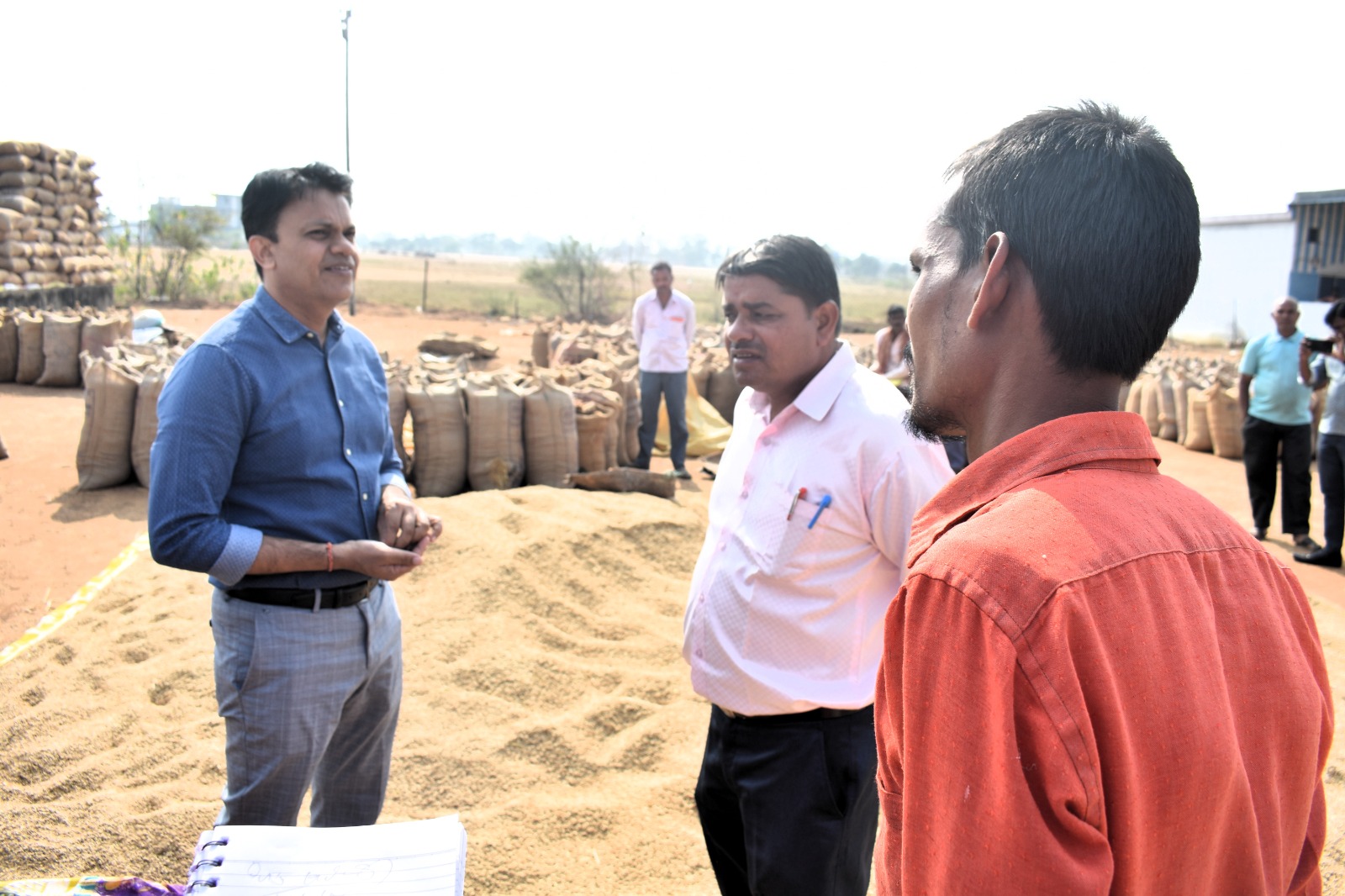 कलेक्टर ने धान खरीदी केन्द्र पाररास का निरीक्षण कर व्यवस्थाओं का लिया जायजा कलेक्टर ने धान खरीदी केन्द्र पाररास का निरीक्षण कर व्यवस्थाओं का लिया जायजा