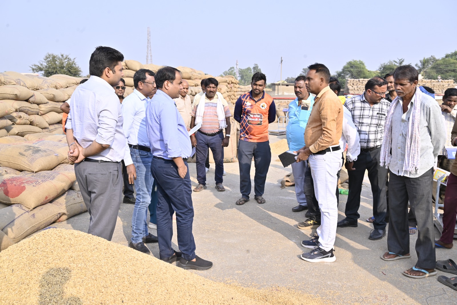 कलेक्टर डाॅ. गौरव सिंह ने धान खरीदी केंद्र का किया निरीक्षण कलेक्टर डाॅ. गौरव सिंह ने धान खरीदी केंद्र का किया निरीक्षण