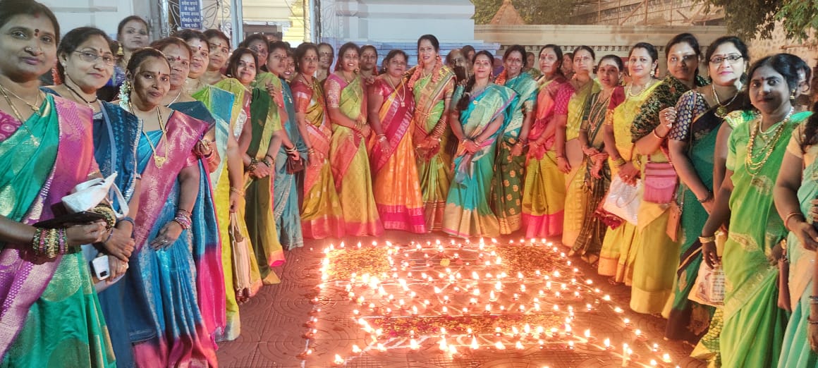 कार्तिक दीपोत्सव में सैकड़ों दीयों की रोशनी से जगमगाया बालाजी मंदिर कार्तिक दीपोत्सव में सैकड़ों दीयों की रोशनी से जगमगाया बालाजी मंदिर