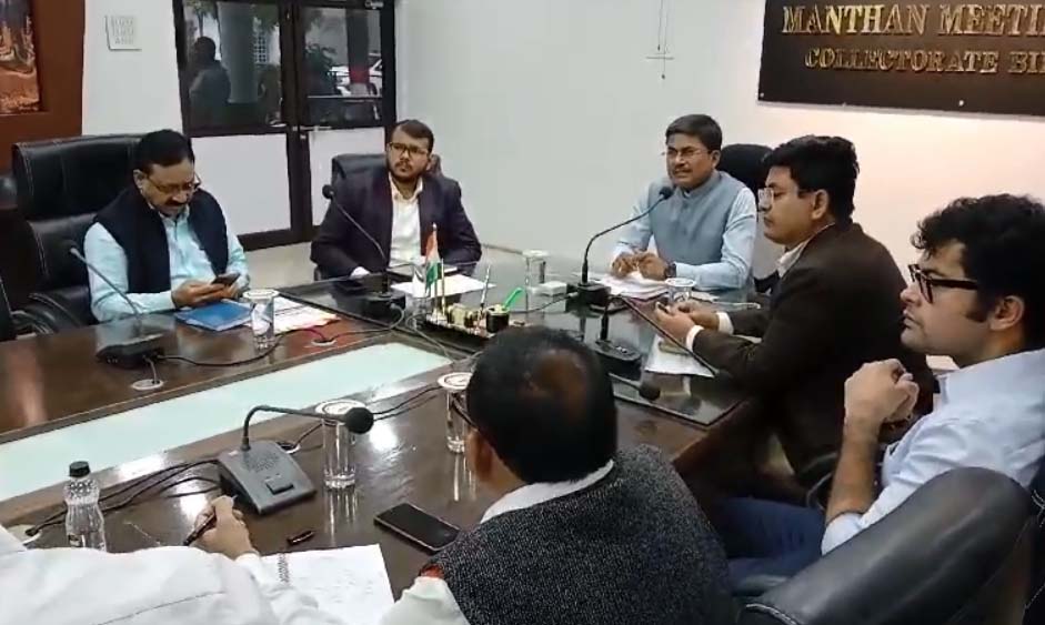 बिना अनुमति के मुख्यालय ना छोड़ें अधिकारी: कलेक्टर बिना अनुमति के मुख्यालय ना छोड़ें अधिकारी: कलेक्टर