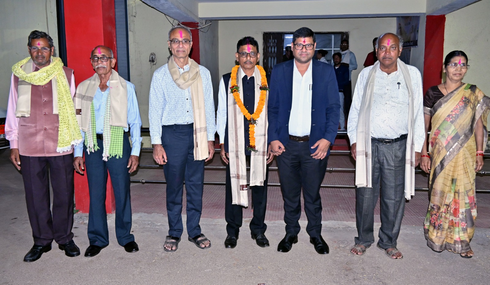 निगम प्रशासन ने 6 कर्मचारियों को स-सम्मान बिदाई दी निगम प्रशासन ने 6 कर्मचारियों को स-सम्मान बिदाई दी