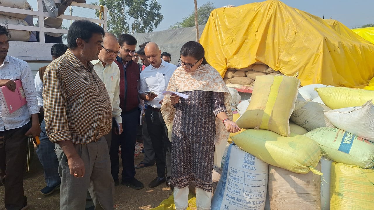 कलेक्टर ने धान खरीदी केन्द्र कोड़िया एवं बोरीगारका का किया निरीक्षण कलेक्टर ने धान खरीदी केन्द्र कोड़िया एवं बोरीगारका का किया निरीक्षण