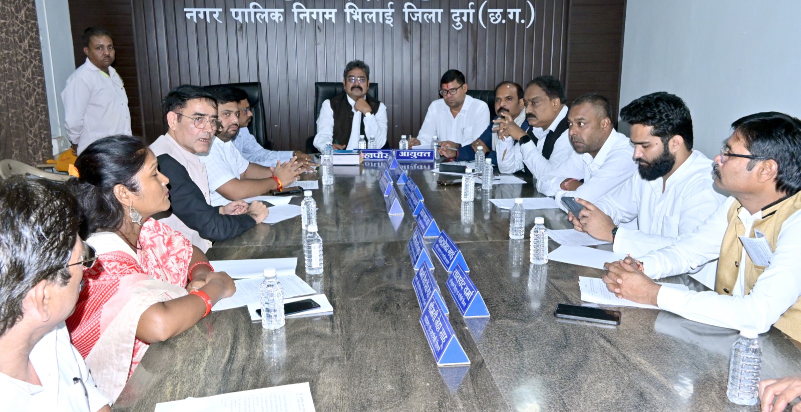 महापौर नीरज पाल की अध्यक्षता में महापौर परिषद की बैठक महापौर नीरज पाल की अध्यक्षता में महापौर परिषद की बैठक