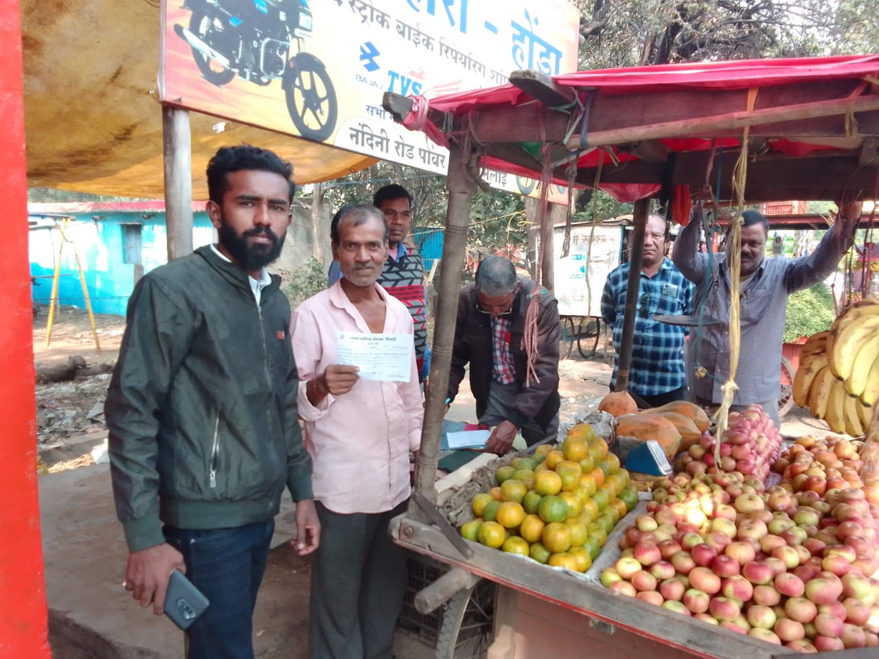 प्लास्टिक पर खाद्य सामग्री विक्रय करने वाले व्यापारियों से 18400 रुपए की वसूली प्लास्टिक पर खाद्य सामग्री विक्रय करने वाले व्यापारियों से 18400 रुपए की वसूली