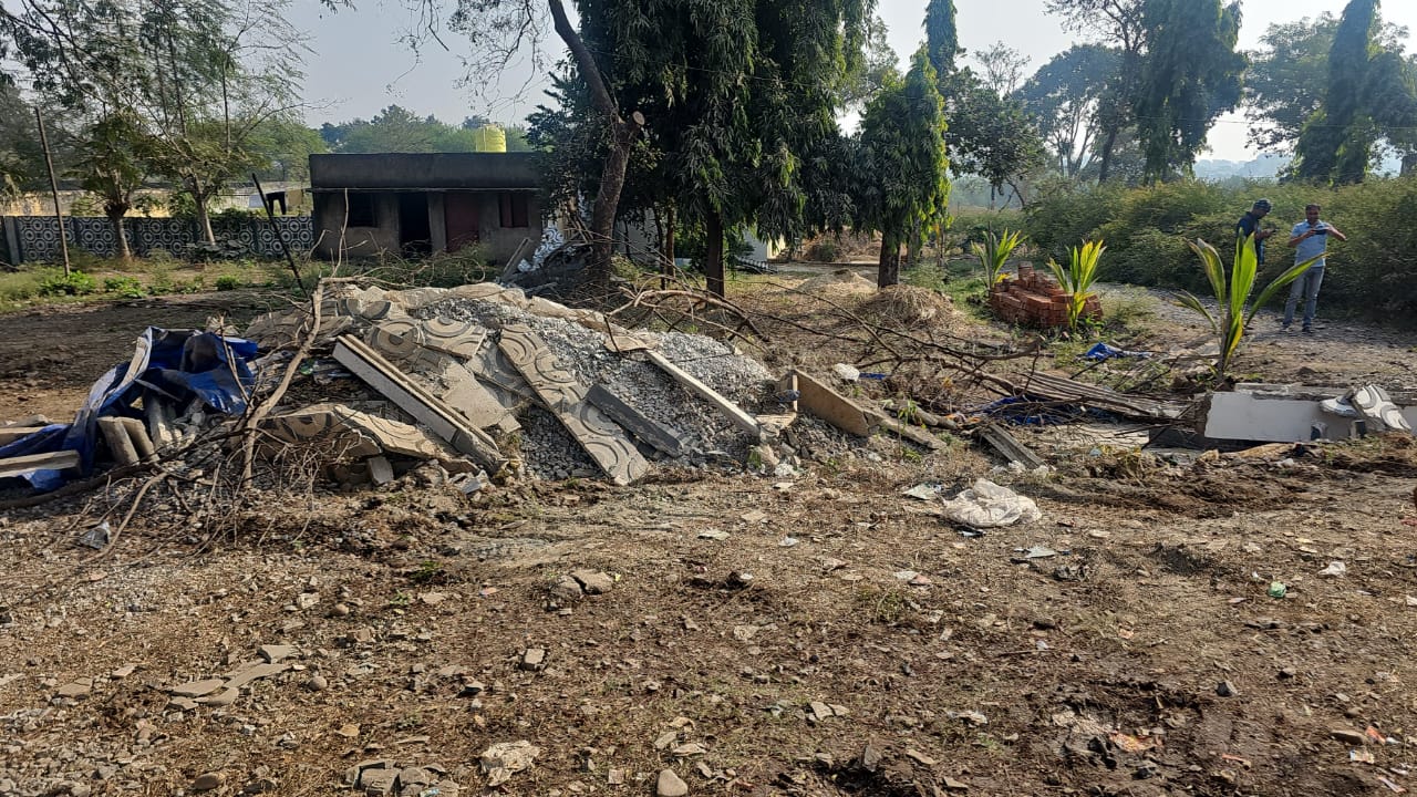 शासकीय भूमि में अतिक्रमण पर प्रशासन की ताबड़तोड़ कार्रवाई शासकीय भूमि में अतिक्रमण पर प्रशासन की ताबड़तोड़ कार्रवाई