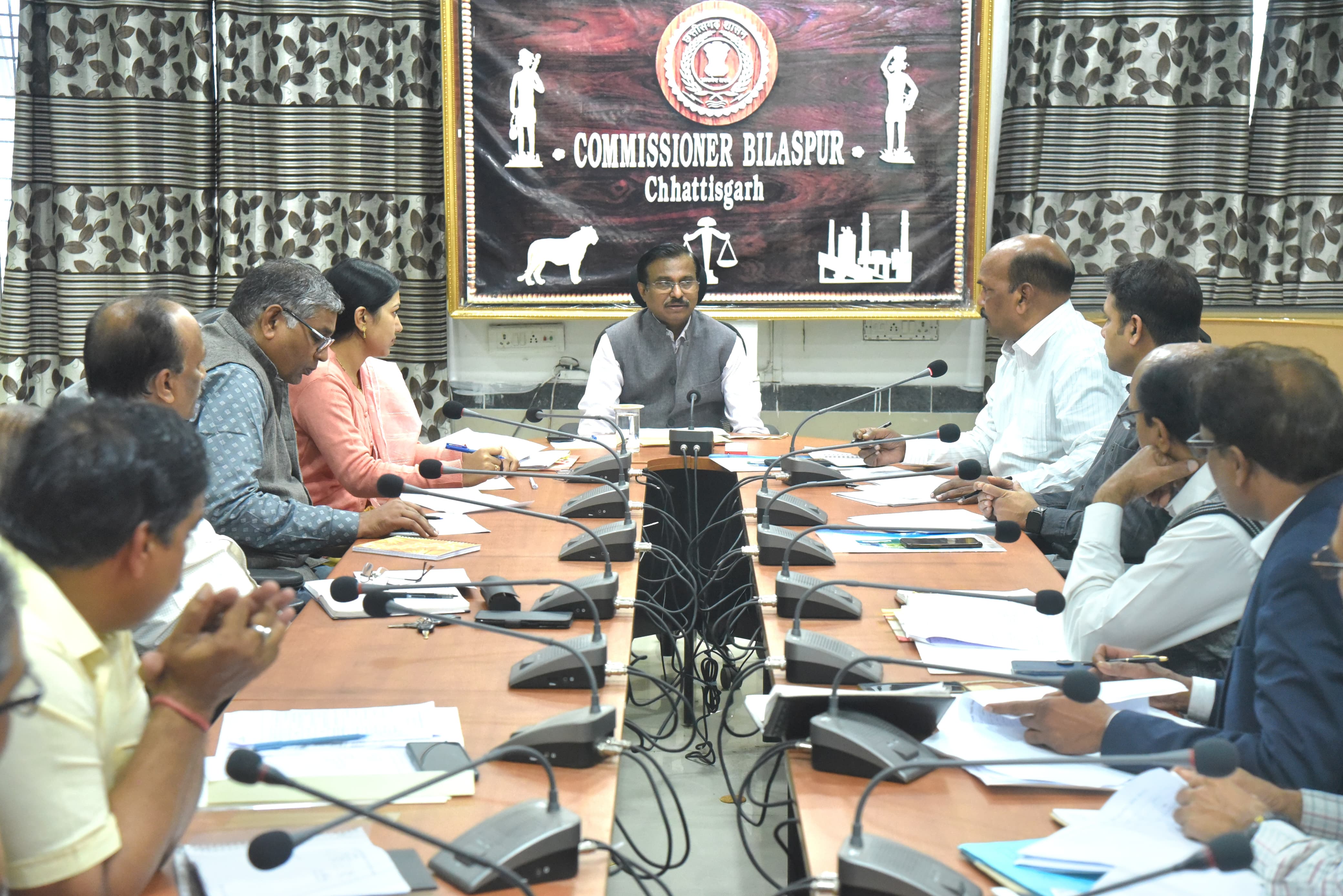 कमिश्नर ने की शिक्षा विभाग के काम-काज की समीक्षा कमिश्नर ने की शिक्षा विभाग के काम-काज की समीक्षा