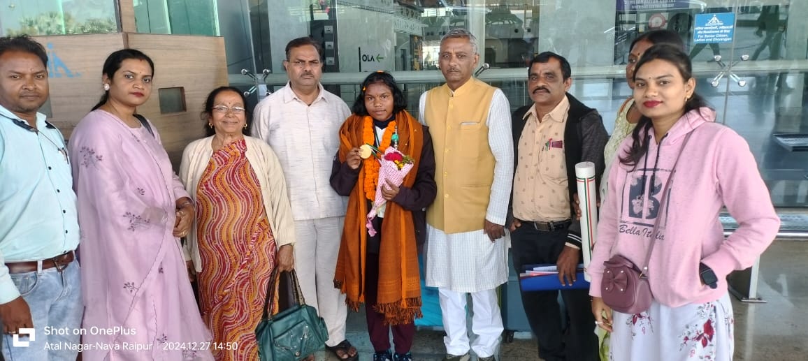 राष्ट्रीय बाल पुरस्कार लेकर लौटी हेमबती का माना एयरपोर्ट में स्वागत राष्ट्रीय बाल पुरस्कार लेकर लौटी हेमबती का माना एयरपोर्ट में स्वागत