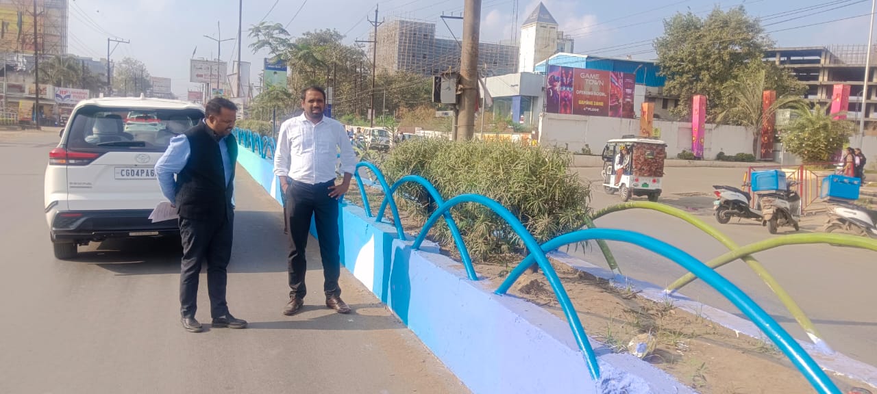 आयुक्त ने पचपेड़ीनाका चौक से पुराना धमतरी रोड के रोड डिवाइडर में पेंटिंग, सौंदर्यीकरण कार्य की प्रगति देखी आयुक्त ने पचपेड़ीनाका चौक से पुराना धमतरी रोड के रोड डिवाइडर में पेंटिंग, सौंदर्यीकरण कार्य की प्रगति देखी