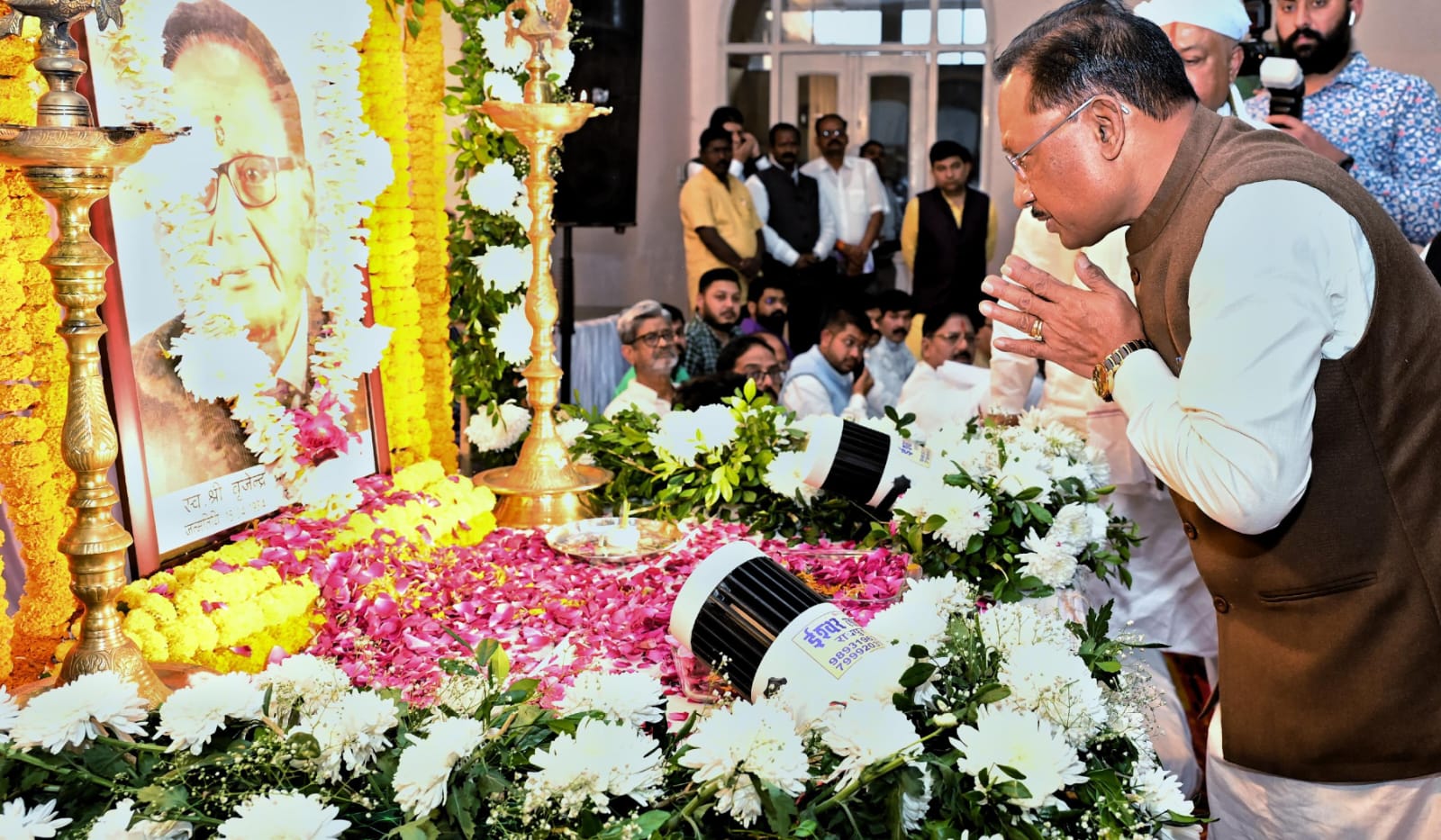 मुख्यमंत्री ने स्वर्गीय बृजेंद्र प्रसाद श्रीवास्तव को दी श्रद्धांजलि मुख्यमंत्री ने स्वर्गीय बृजेंद्र प्रसाद श्रीवास्तव को दी श्रद्धांजलि